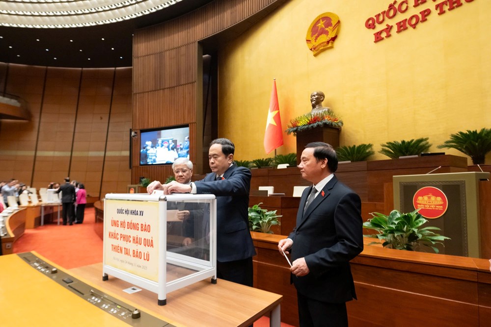 Ủy ban Thường vụ Quốc hội tổ chức quyên góp ủng hộ đồng bào khắc phục hậu quả thiên tai, mưa lũ - ảnh 2