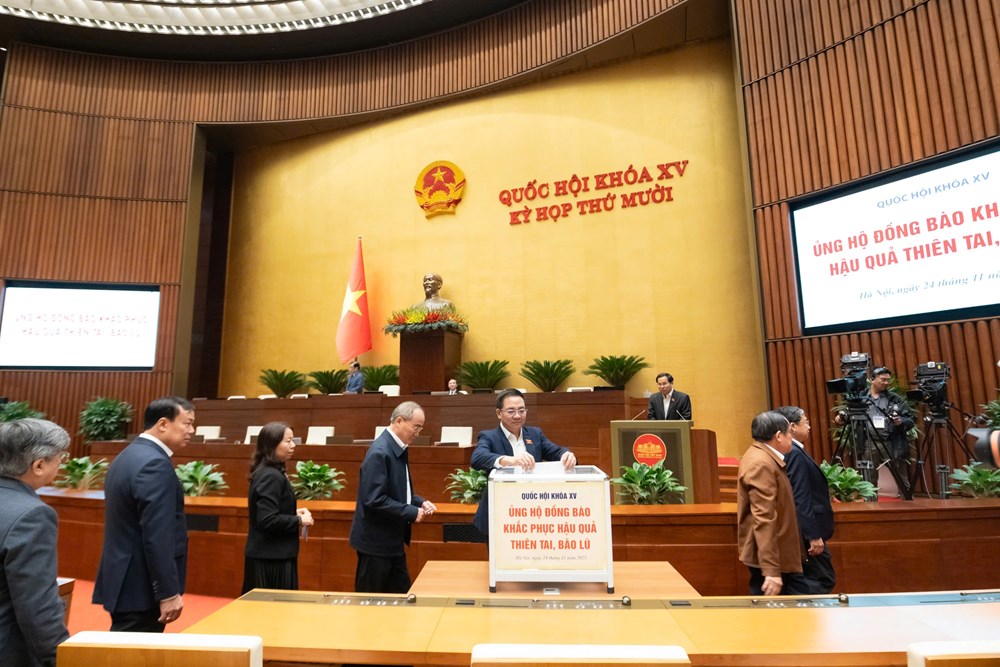 Ủy ban Thường vụ Quốc hội tổ chức quyên góp ủng hộ đồng bào khắc phục hậu quả thiên tai, mưa lũ - ảnh 3