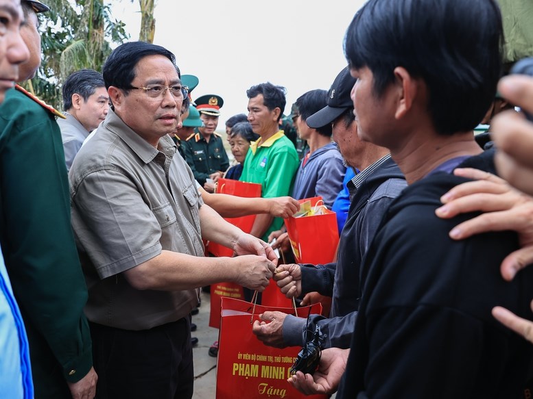 Thủ tướng Phạm Minh Chính thăm, động viên người dân tại "rốn lũ" Hòa Thịnh, tỉnh Đắk Lắk - ảnh 4