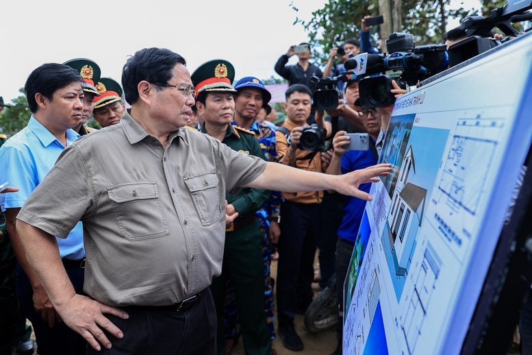 Thủ tướng Phạm Minh Chính thăm, động viên người dân tại "rốn lũ" Hòa Thịnh, tỉnh Đắk Lắk - ảnh 5