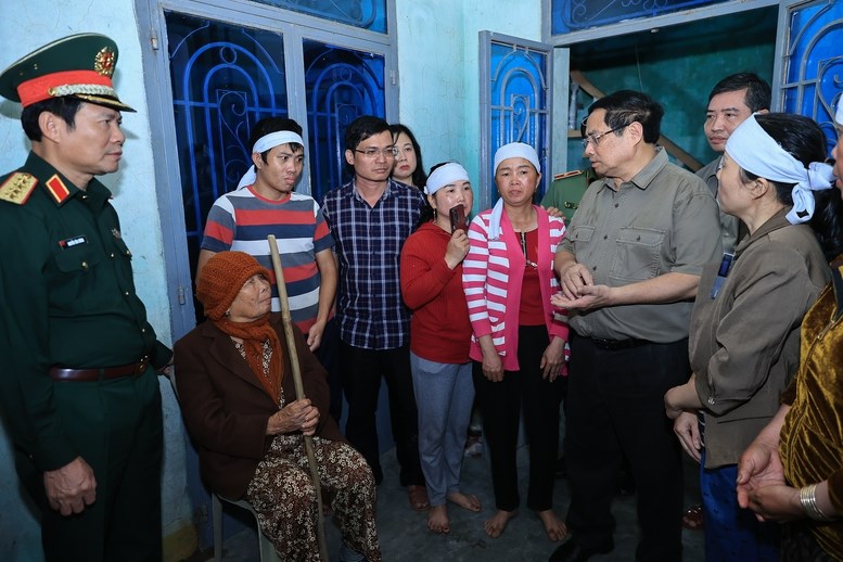 Thủ tướng Phạm Minh Chính thăm, động viên người dân tại "rốn lũ" Hòa Thịnh, tỉnh Đắk Lắk - ảnh 3