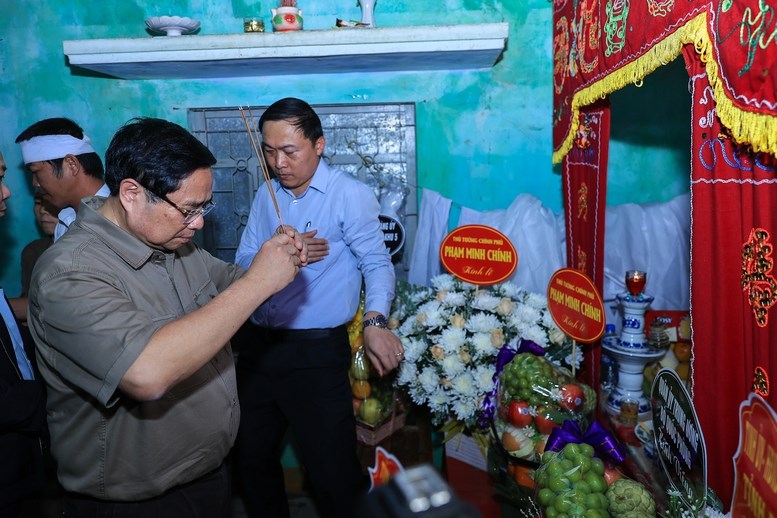 Thủ tướng Phạm Minh Chính thăm, động viên người dân tại "rốn lũ" Hòa Thịnh, tỉnh Đắk Lắk - ảnh 2