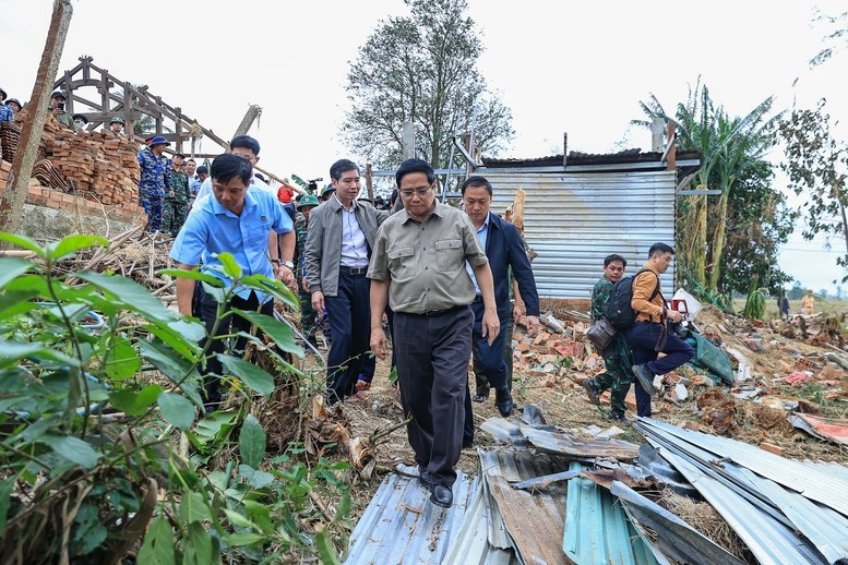 Thủ tướng Phạm Minh Chính thăm, động viên người dân tại "rốn lũ" Hòa Thịnh, tỉnh Đắk Lắk - ảnh 1