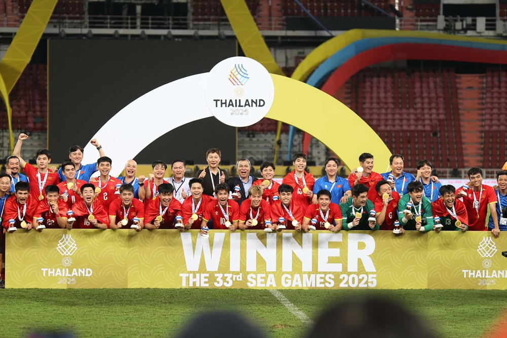 Thủ tướng chúc mừng Đội tuyển bóng đá nam U22 và Đội tuyển nữ Futsal quốc gia đoạt HCV SEA Games 33 - ảnh 1