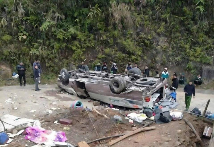 Lật xe 29 chỗ chở đoàn từ thiện ở Lào Cai, 8 người tử vong - ảnh 1