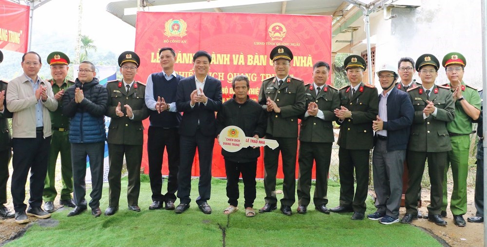 Thủ tướng chỉ đạo hỗ trợ thiết bị, đồ dùng thiết yếu cho hộ gia đình khó khăn có nhà bị sập, đổ, lũ cuốn - ảnh 1