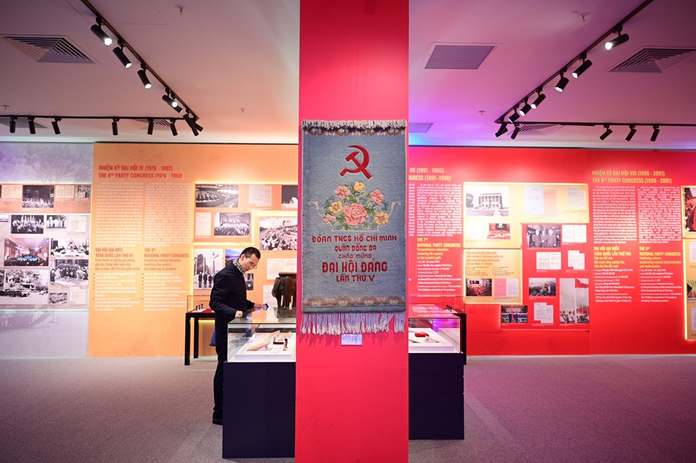 Triển lãm “Đảng Cộng sản Việt Nam - Từ Đại hội đến Đại hội” - ảnh 2