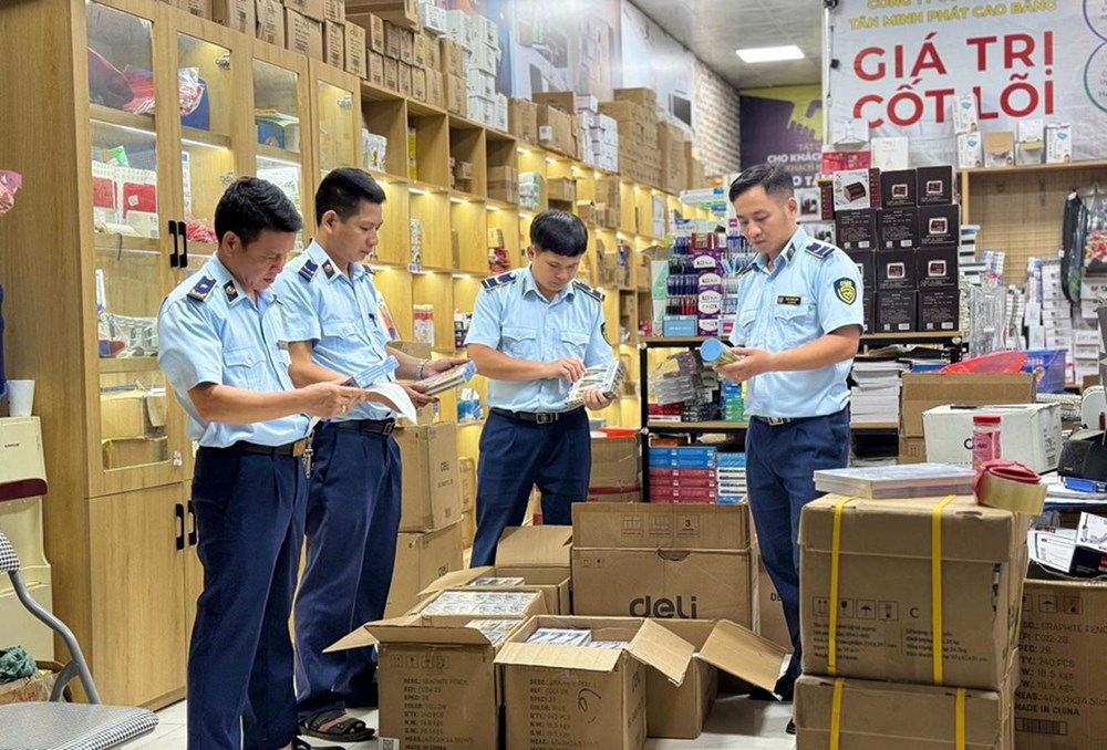 Xử lý nghiêm cán bộ, công chức, sĩ quan có hành vi tiếp tay, bao che vi phạm buôn lậu, gian lận thương mại và hàng giả - ảnh 1