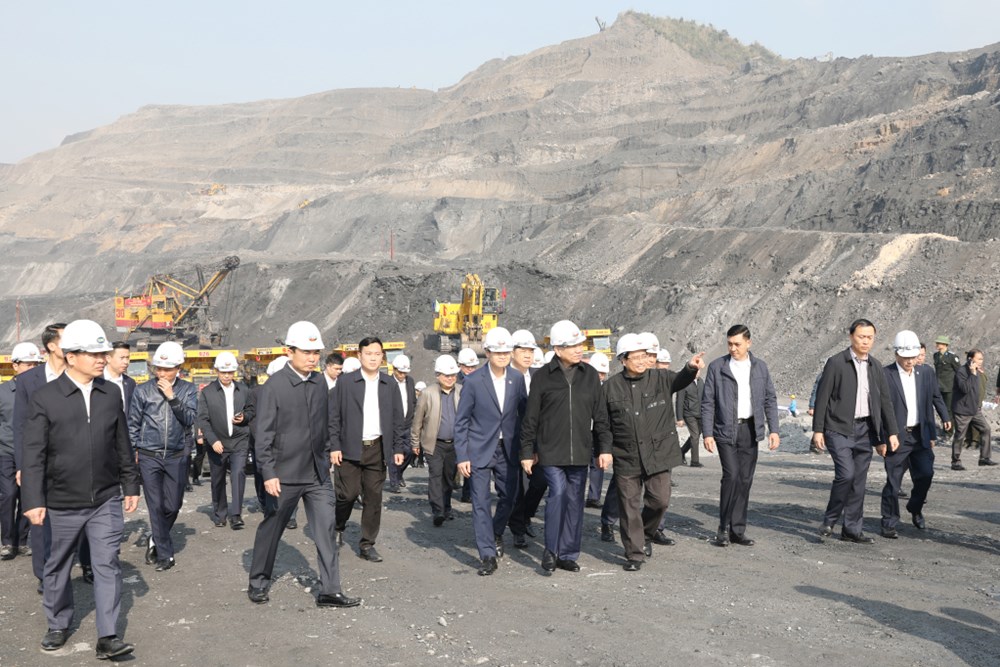 Tổng Bí thư Tô Lâm thăm, chúc Tết công nhân ngành than tại Quảng Ninh - ảnh 4