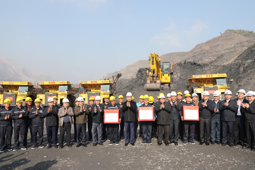 Tổng Bí thư Tô Lâm thăm, chúc Tết công nhân ngành than tại Quảng Ninh - ảnh 6