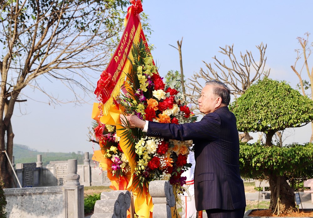 Tổng Bí thư Tô Lâm dâng hương tưởng niệm các bậc lãnh đạo tiền bối, anh hùng, liệt sĩ - ảnh 3