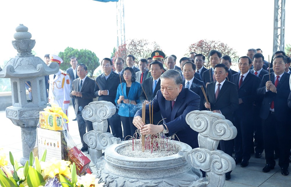 Tổng Bí thư Tô Lâm dâng hương tưởng niệm các bậc lãnh đạo tiền bối, anh hùng, liệt sĩ - ảnh 2