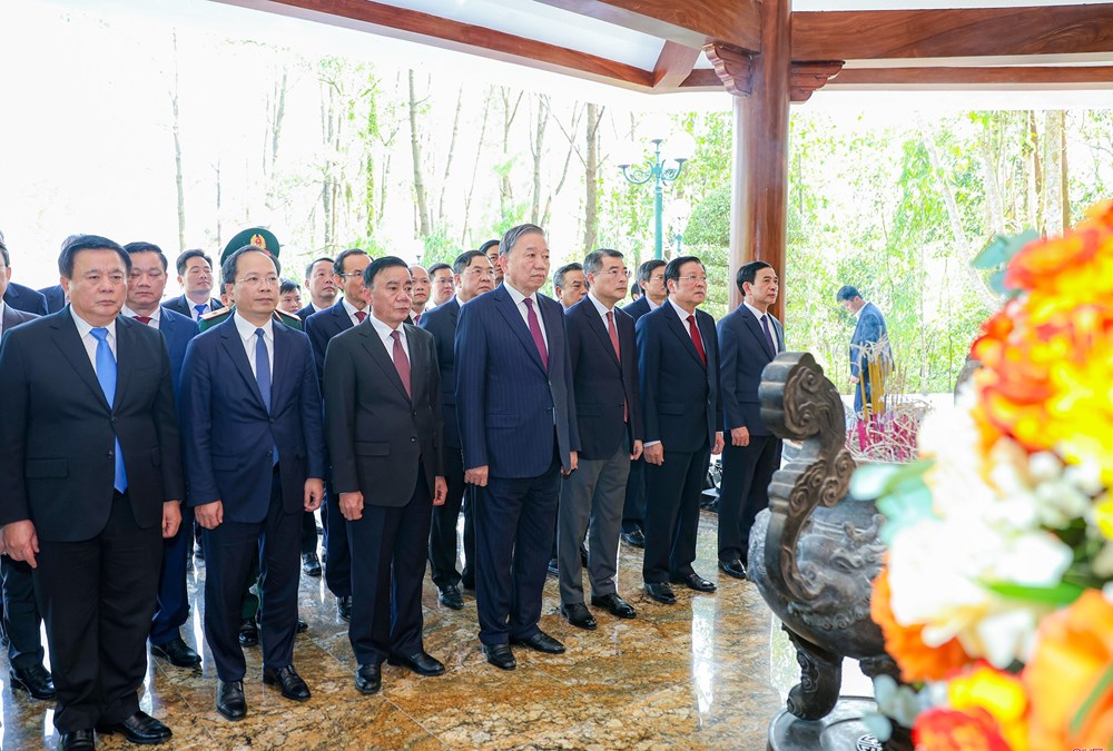 Tổng Bí thư Tô Lâm dâng hương tưởng niệm các bậc lãnh đạo tiền bối, anh hùng, liệt sĩ - ảnh 4