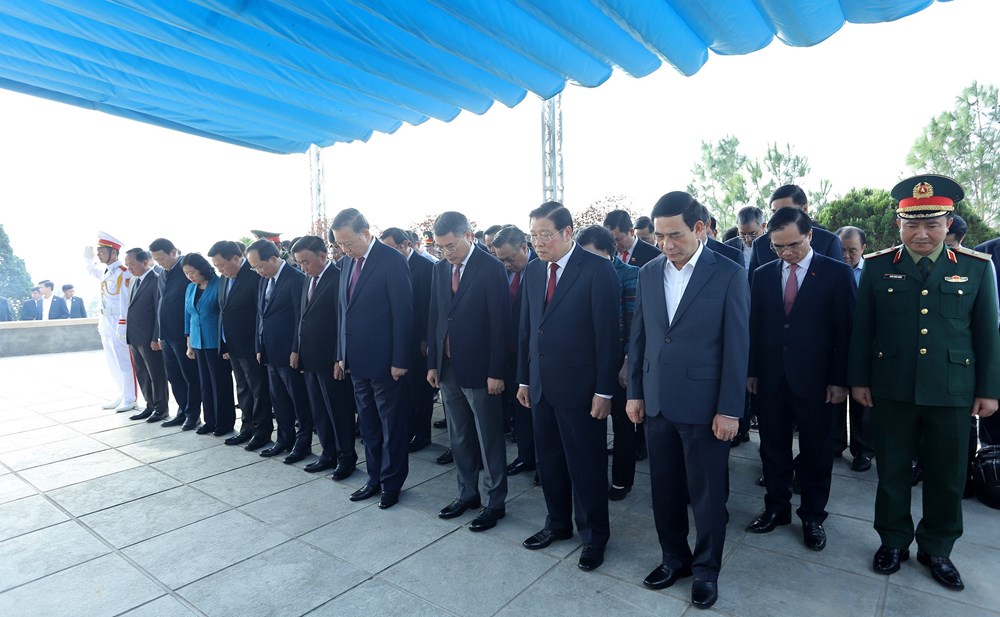Tổng Bí thư Tô Lâm dâng hương tưởng niệm các bậc lãnh đạo tiền bối, anh hùng, liệt sĩ - ảnh 1