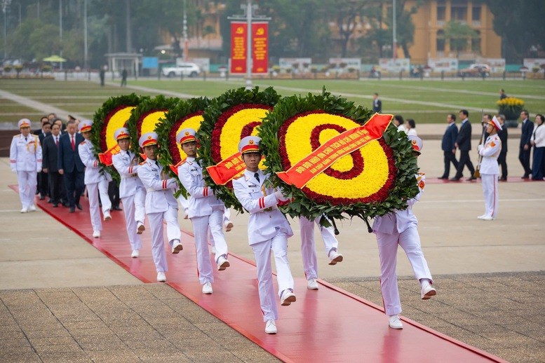 Lãnh đạo Đảng, Nhà nước viếng Chủ tịch Hồ Chí Minh nhân kỷ niệm 96 năm Ngày thành lập Đảng - ảnh 1