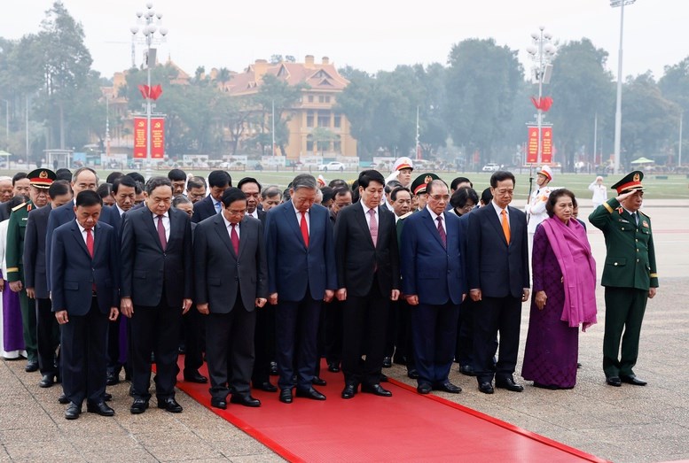 Lãnh đạo Đảng, Nhà nước viếng Chủ tịch Hồ Chí Minh nhân kỷ niệm 96 năm Ngày thành lập Đảng - ảnh 2