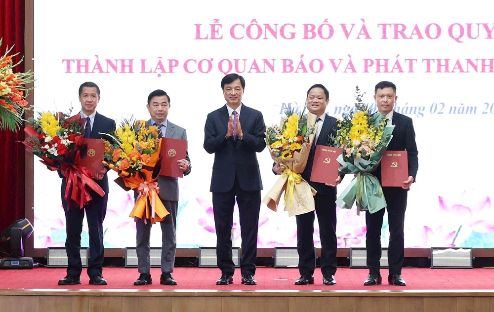Hà Nội công bố và trao quyết định thành lập cơ quan Báo và phát thanh, truyền hình - ảnh 1