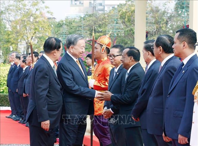 Lễ đón trọng thể Tổng Bí thư Tô Lâm thăm cấp Nhà nước tới Vương quốc Campuchia - ảnh 3