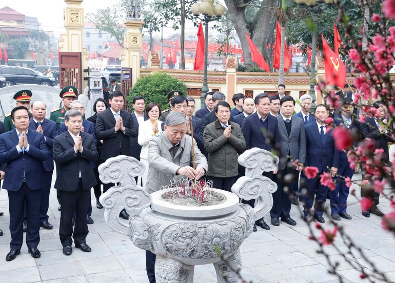  Tổng Bí thư Tô Lâm dâng hương tưởng niệm các bậc lãnh đạo tiền bối - ảnh 4