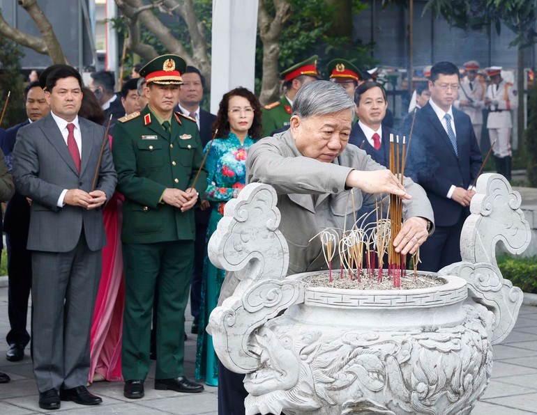  Tổng Bí thư Tô Lâm dâng hương tưởng niệm các bậc lãnh đạo tiền bối - ảnh 5