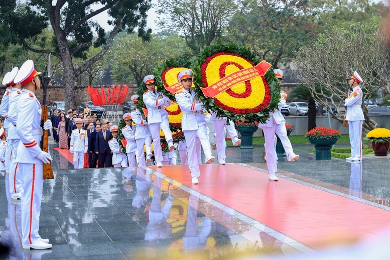 Lãnh đạo Đảng, Nhà nước vào Lăng viếng Chủ tịch Hồ Chí Minh nhân dịp Tết Bính Ngọ - ảnh 3