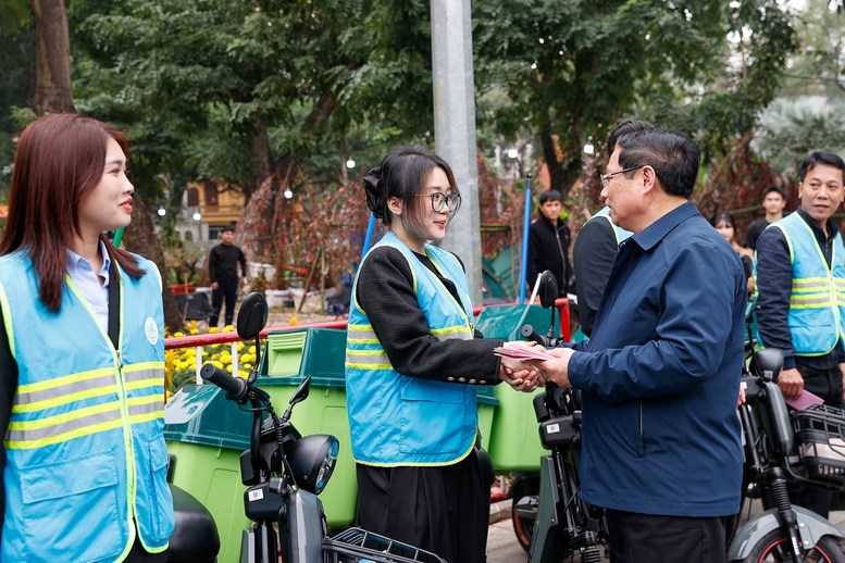 Thủ tướng chúc Tết công nhân vệ sinh môi trường tại Thủ đô - ảnh 3