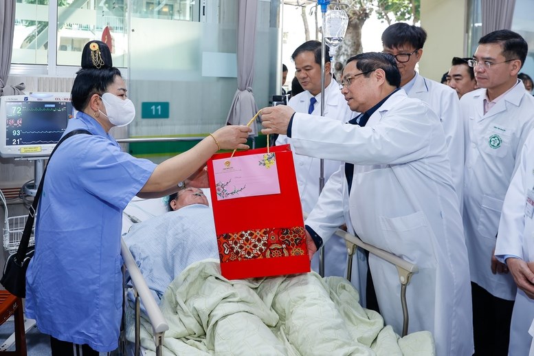 Thủ tướng thăm, chúc Tết, động viên y bác sĩ và bệnh nhân tại 2 bệnh viện tuyến đầu - ảnh 2