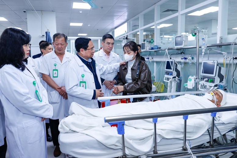 Thủ tướng thăm, chúc Tết, động viên y bác sĩ và bệnh nhân tại 2 bệnh viện tuyến đầu - ảnh 4