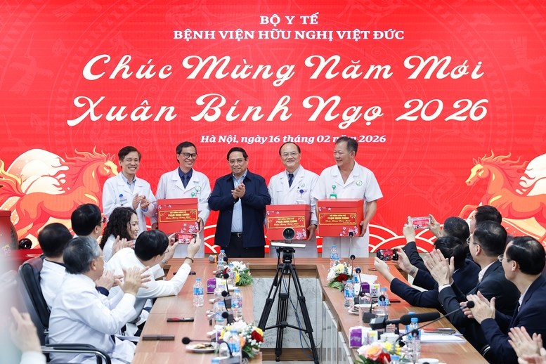 Thủ tướng thăm, chúc Tết, động viên y bác sĩ và bệnh nhân tại 2 bệnh viện tuyến đầu - ảnh 5