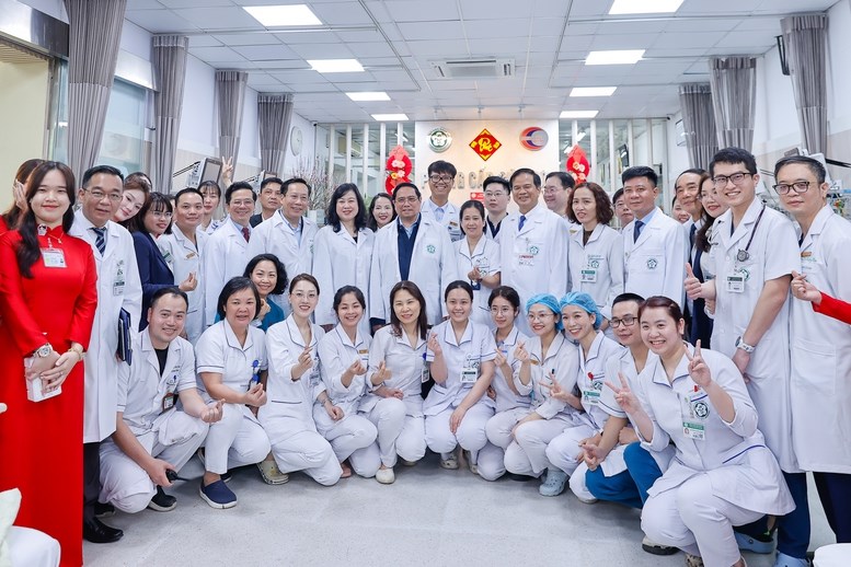 Thủ tướng thăm, chúc Tết, động viên y bác sĩ và bệnh nhân tại 2 bệnh viện tuyến đầu - ảnh 3