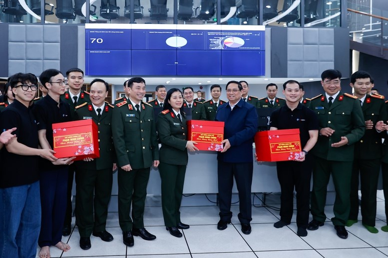 Thủ tướng kiểm tra, động viên các lực lượng công an ứng trực dịp Tết - ảnh 4