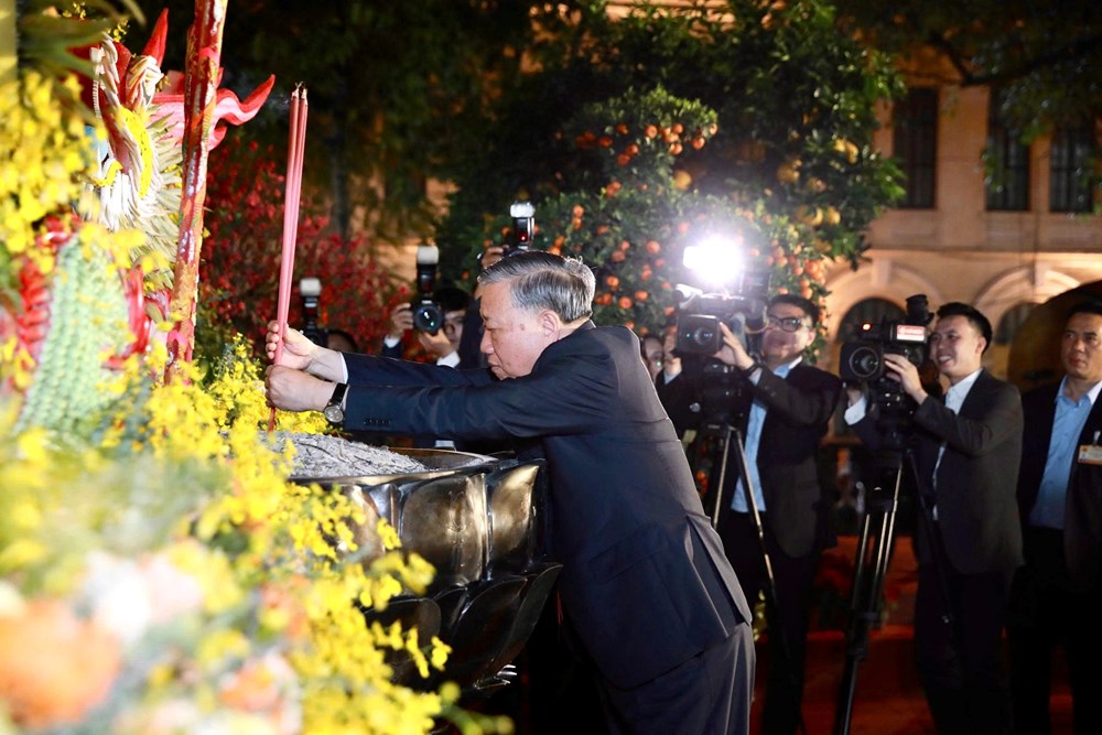 Tổng Bí thư Tô Lâm dâng hương tại tượng đài Vua Lý Thái Tổ và chúc Tết nhân dân thủ đô Hà Nội - ảnh 2