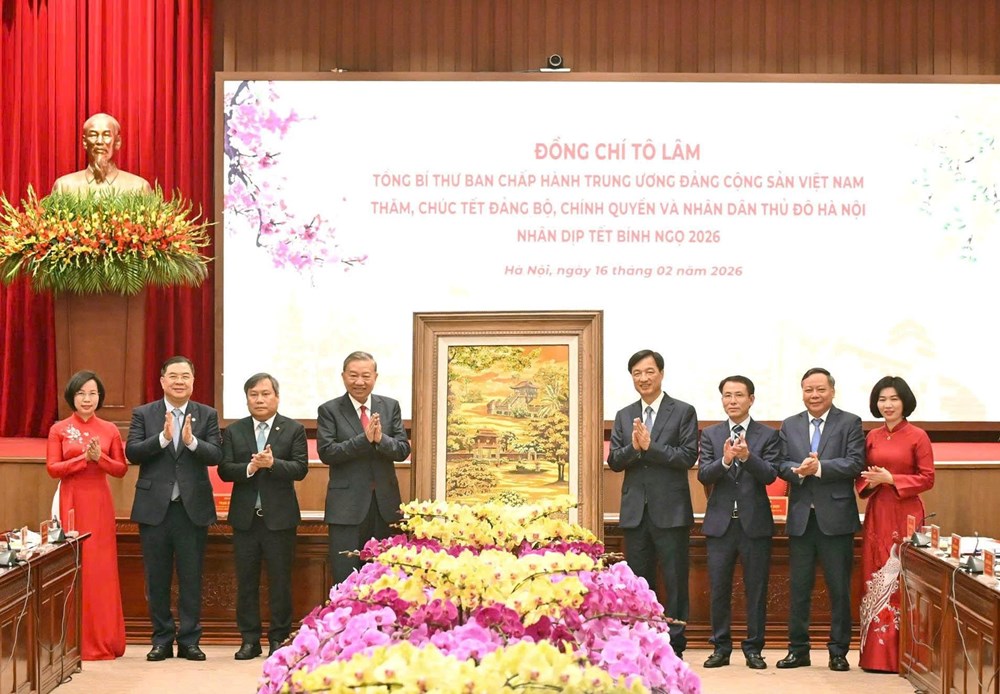 Tổng Bí thư Tô Lâm dâng hương tại tượng đài Vua Lý Thái Tổ và chúc Tết nhân dân thủ đô Hà Nội - ảnh 6