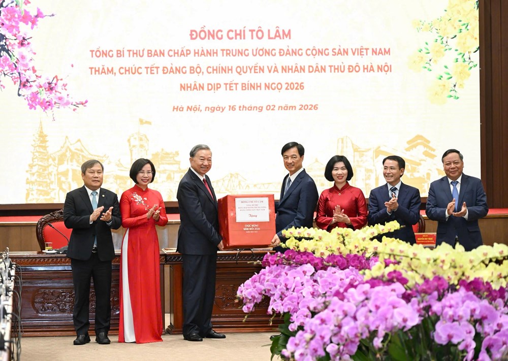 Tổng Bí thư Tô Lâm dâng hương tại tượng đài Vua Lý Thái Tổ và chúc Tết nhân dân thủ đô Hà Nội - ảnh 5
