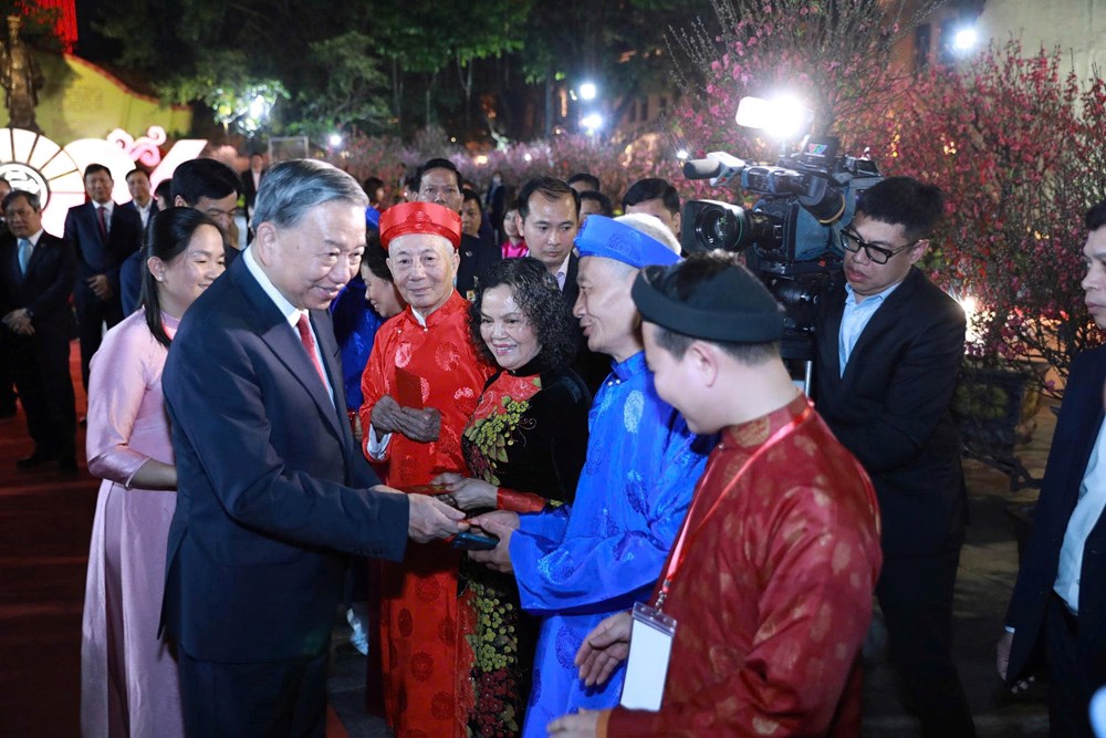 Tổng Bí thư Tô Lâm dâng hương tại tượng đài Vua Lý Thái Tổ và chúc Tết nhân dân thủ đô Hà Nội - ảnh 3