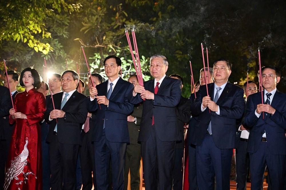 Tổng Bí thư Tô Lâm dâng hương tại tượng đài Vua Lý Thái Tổ và chúc Tết nhân dân thủ đô Hà Nội - ảnh 1
