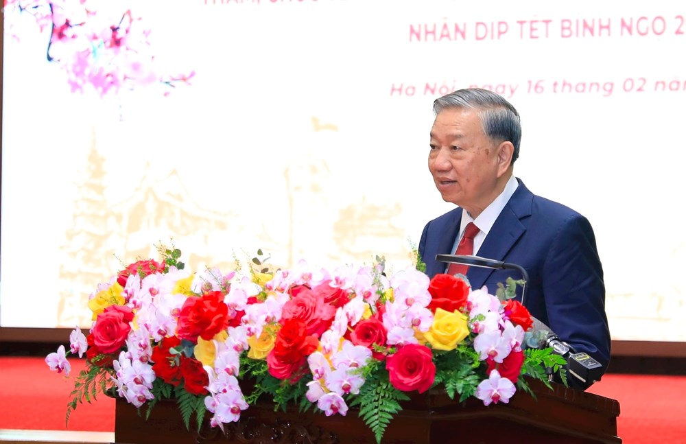 Tổng Bí thư Tô Lâm dâng hương tại tượng đài Vua Lý Thái Tổ và chúc Tết nhân dân thủ đô Hà Nội - ảnh 7