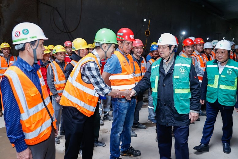 Thủ tướng: Xây dựng đường sắt và đường sắt đô thị với tầm nhìn trăm năm - ảnh 1