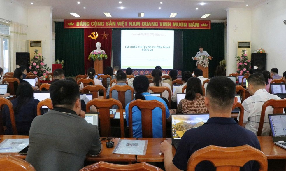 100% cán bộ, công chức, viên chức cấp xã có chữ ký số cá nhân để giải quyết công việc trên môi trường điện tử - ảnh 1