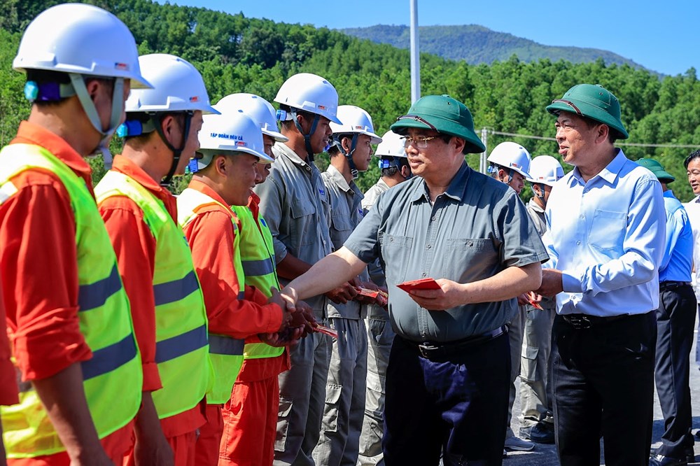 Thủ tướng kiểm tra các tuyến đường bộ cao tốc và kết quả triển khai Chiến dịch Quang Trung ở miền Trung - ảnh 1