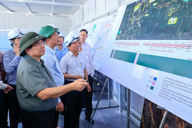 Thủ tướng kiểm tra các tuyến đường bộ cao tốc và kết quả triển khai Chiến dịch Quang Trung ở miền Trung - ảnh 2