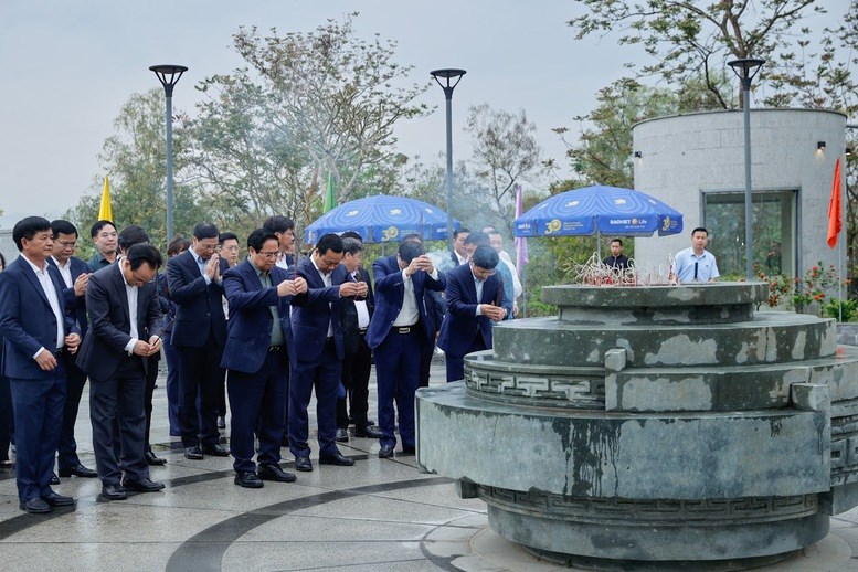  Thủ tướng dâng hương tưởng niệm Chủ tịch Hồ Chí Minh và các Anh hùng, liệt sĩ tại Điện Biên - ảnh 2