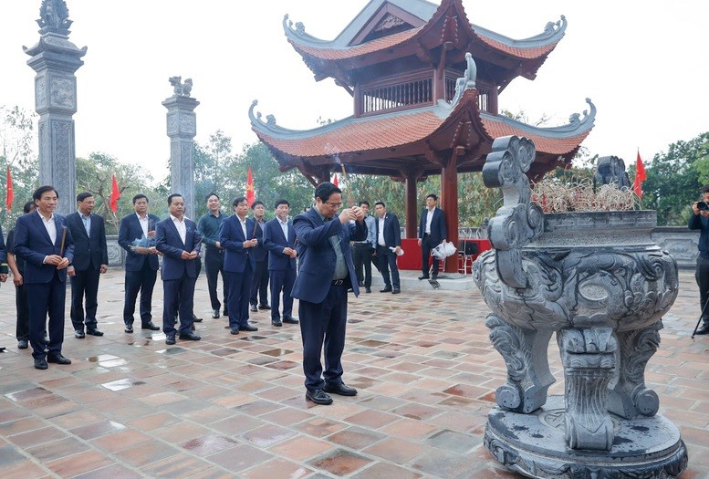  Thủ tướng dâng hương tưởng niệm Chủ tịch Hồ Chí Minh và các Anh hùng, liệt sĩ tại Điện Biên - ảnh 1