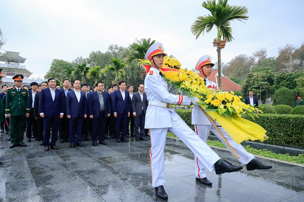  Thủ tướng dâng hương tưởng niệm Chủ tịch Hồ Chí Minh và các Anh hùng, liệt sĩ tại Điện Biên - ảnh 3