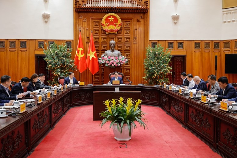 Thủ tướng: Áp dụng Quỹ bình ổn xăng dầu ngay trong ngày 10.3, dứt khoát không để thiếu năng lượng trong mọi hoàn cảnh - ảnh 1