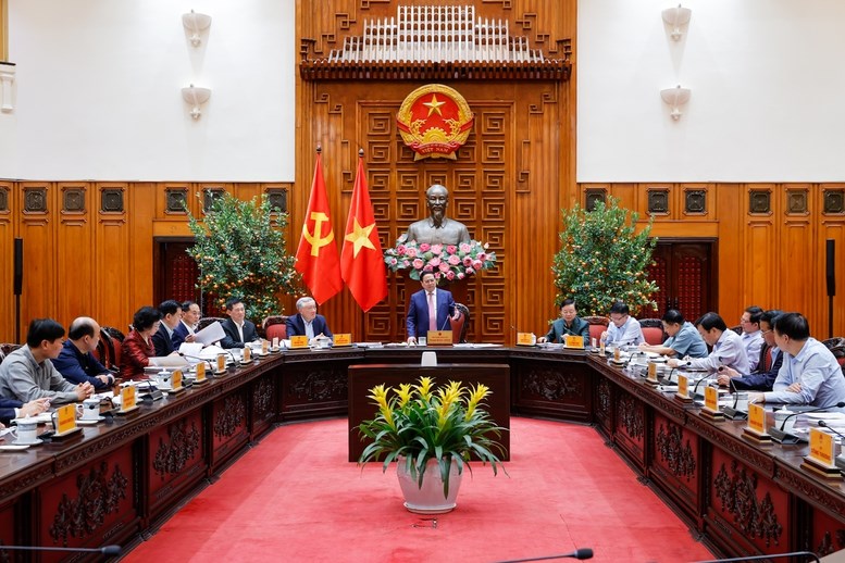 Thủ tướng: Xem xét bố trí ngân sách để hỗ trợ bình ổn giá xăng dầu - ảnh 1