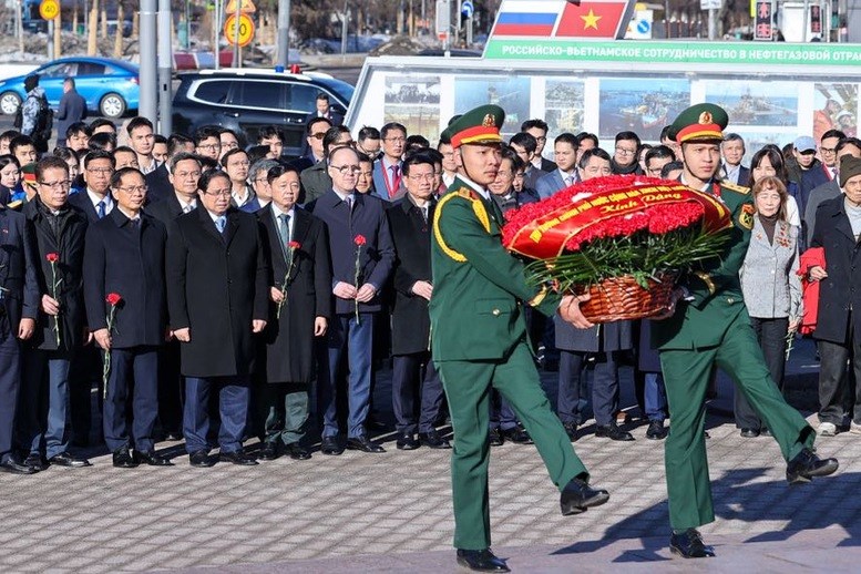 Thủ tướng dâng hoa tại Tượng đài Chủ tịch Hồ Chí Minh và Đài tưởng niệm Liệt sĩ Vô danh ở Moskva - ảnh 1