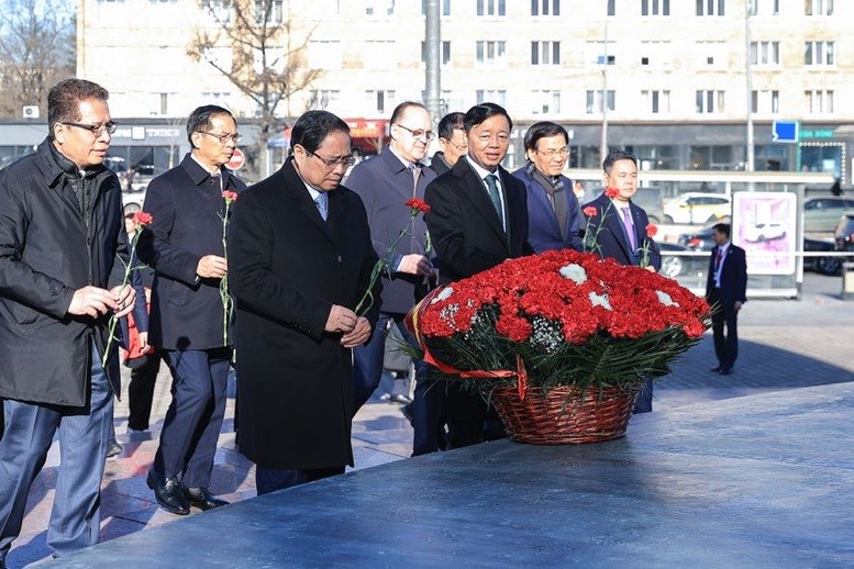 Thủ tướng dâng hoa tại Tượng đài Chủ tịch Hồ Chí Minh và Đài tưởng niệm Liệt sĩ Vô danh ở Moskva - ảnh 2