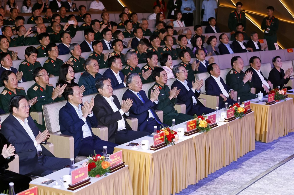 Tổng Bí thư và Chủ tịch Quốc hội dự Chương trình nghệ thuật “Thanh âm dưới ánh mặt trời“ - ảnh 1