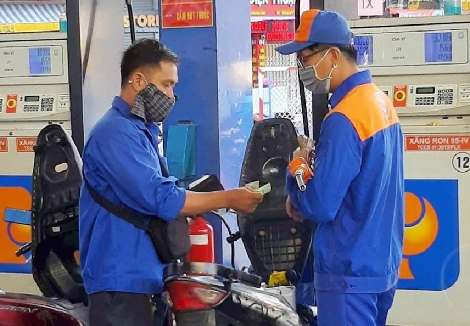 Chính phủ quyết định chi tạm ứng 8.000 tỉ đồng từ nguồn ngân sách cho Quỹ bình ổn giá xăng dầu - ảnh 1